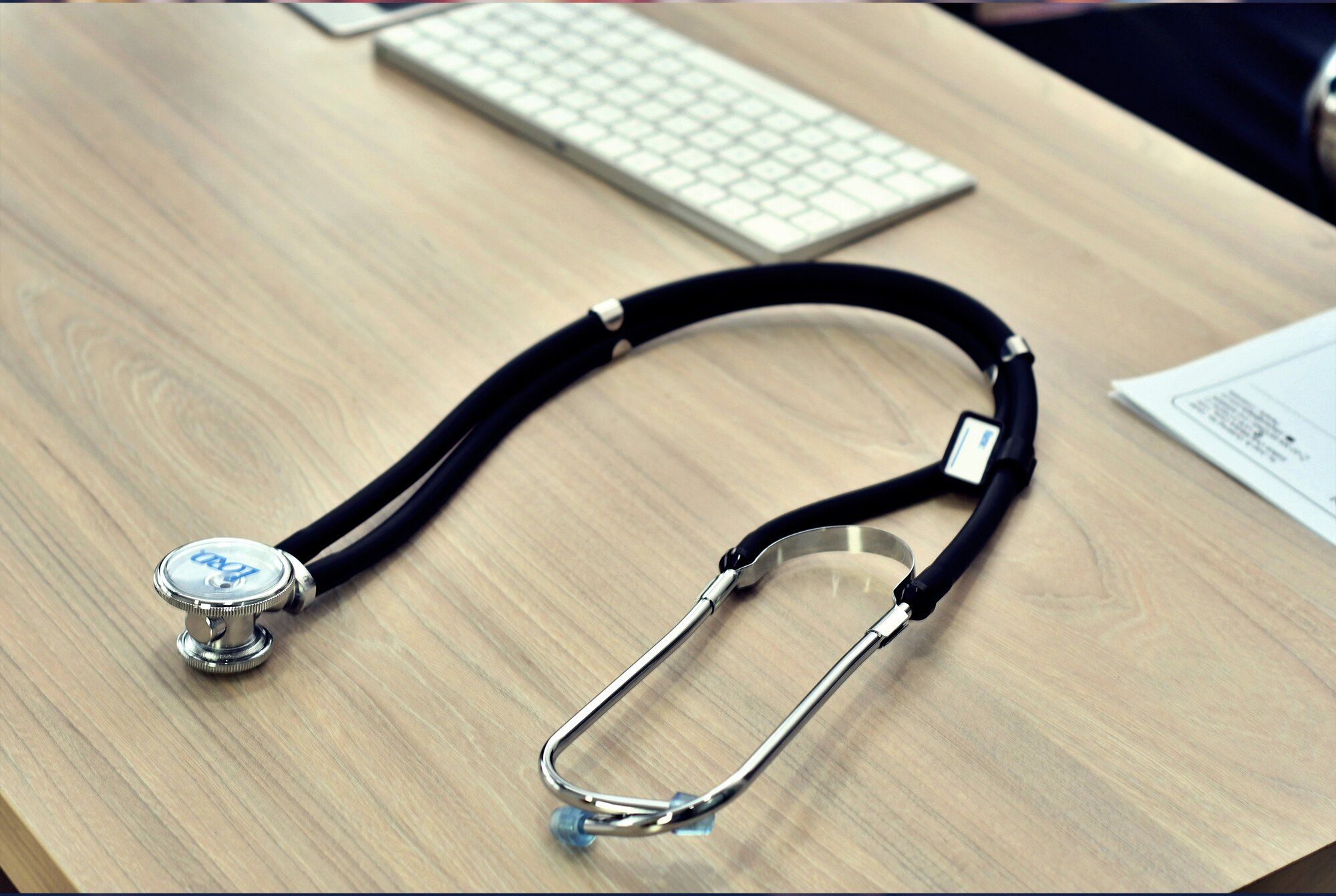 Stéthoscope posé sur un bureau, à côté d’un clavier