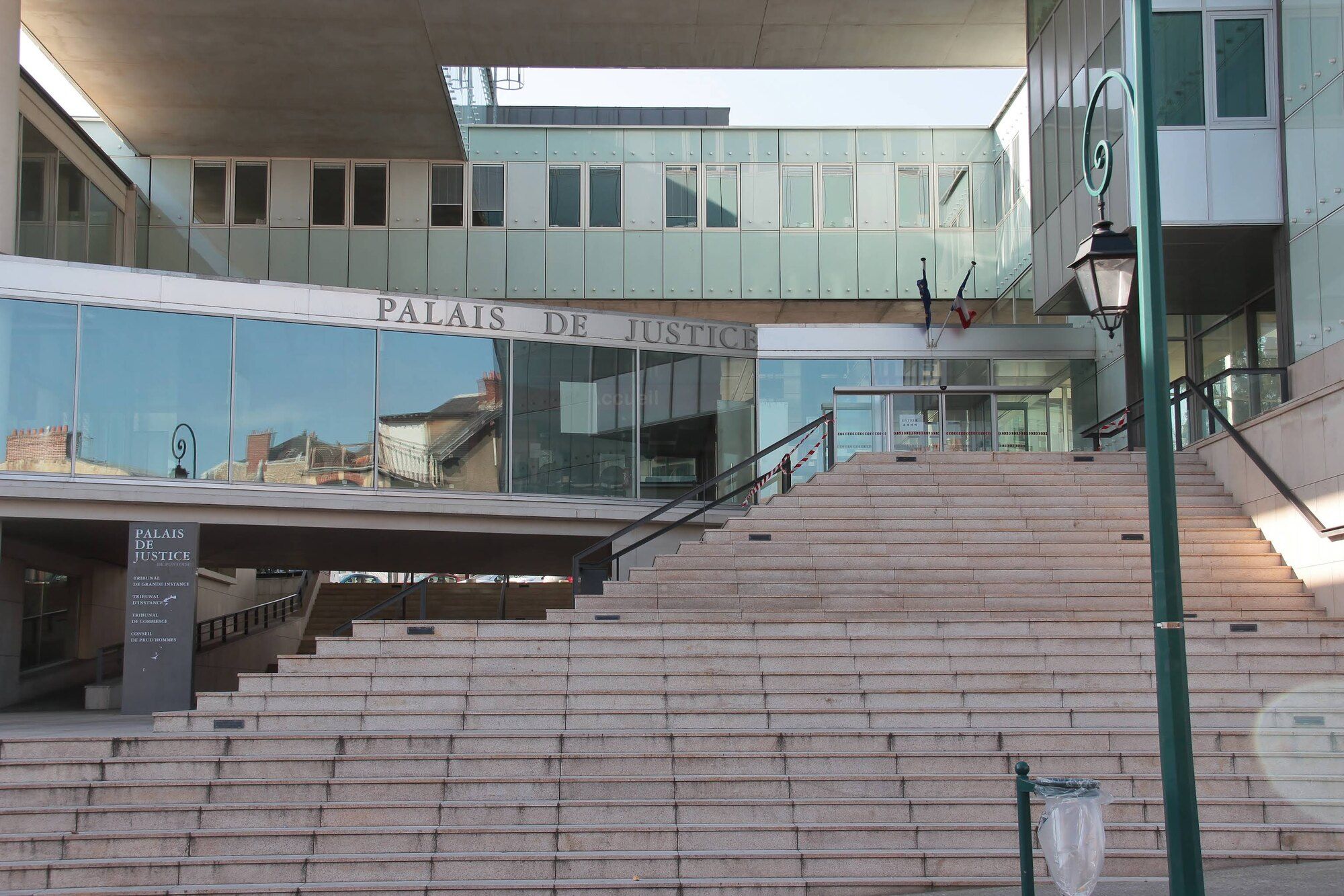 Escalier et façade vitrée du Palais de justice de Pontoise
